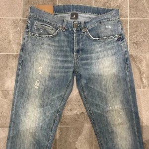 Blåa dondups  - Snygga blåa dondups med slitningar. Tvär feta nu inför våren! Nypris runt 3500 mitt pris 799! Kan även gå ner vid snabb affär. Även öppen för något trevligt att byta mot 