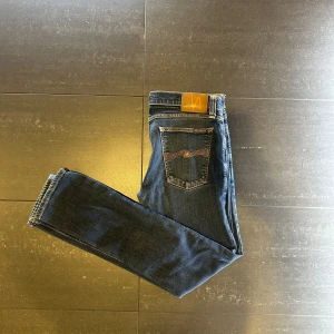Nudie jeans - Säljer ett par snygga blå jeans från Nudie Jeans. De är i storlek 32W 32L. Skick: 9/10, fläckfria förutom att de använts ett litet tag. Säljer dom nu eftersom att jag är sugen på att köpa ett par nya