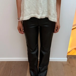 Svarta skinnbyxor - Snygga svarta skinnbyxor med en tight passform. Byxorna har en klassisk design med raka ben och är perfekta för en stilren look. Tjejen på bilden 166 cm❤️