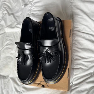 Dr. Martens Adrian Loafers - Säljer nu dessa snygga loafers från Dr. Martens 🙌 De är sprillans nya. Skorna är väldigt sköna, och passar olika stilar. Kvittot medföljer (nypris 2000kr). Tveka inte att höra av er vid funderingar 🤝.