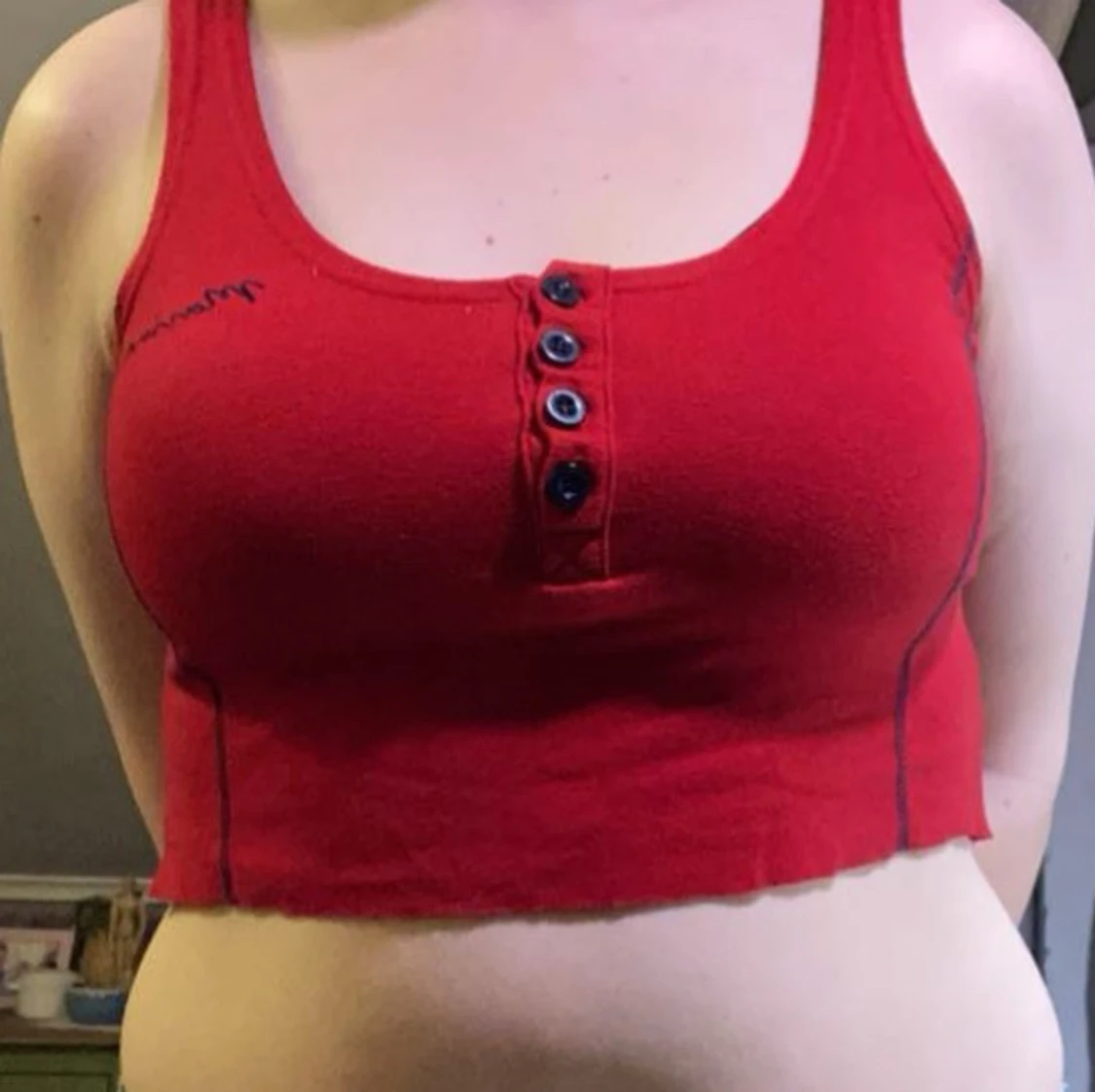 Röd croppad linnetopp