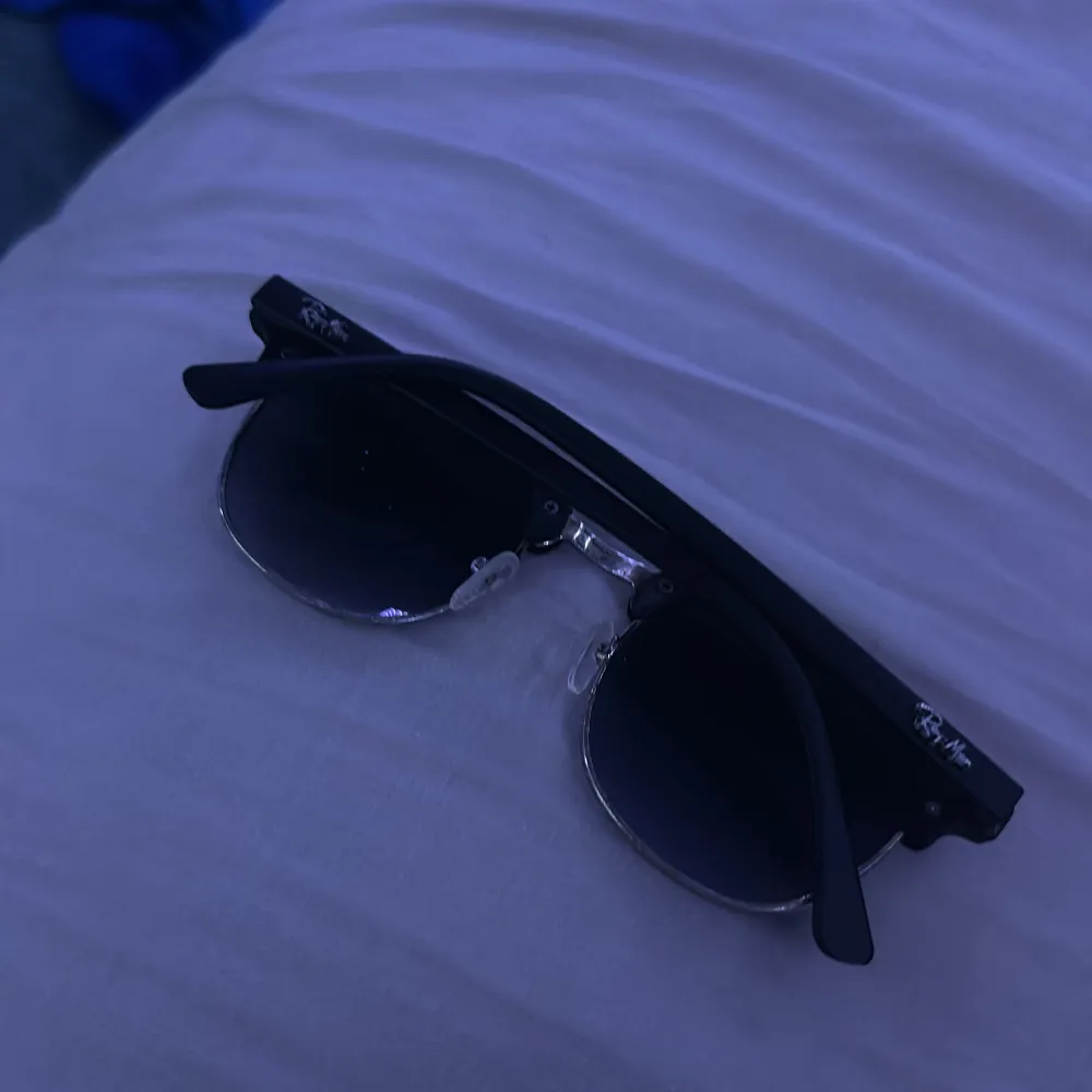 Snygga svarta solglasögon från Ray-Ban med klassisk design. De har en svart båge och mörka glas som ger en cool look. Perfekta för soliga dagar och en stilren outfit.. Asusteet.
