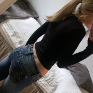 Snygga miss me’s - Coola jeans från Miss Me med detaljerade bakfickor. De har en lågmidjad passform och är skinny i modellen. Storleken är 14, passar mig och jag är 163cm och har oftast xs. Säljer då jag inte använder så ofta 😾