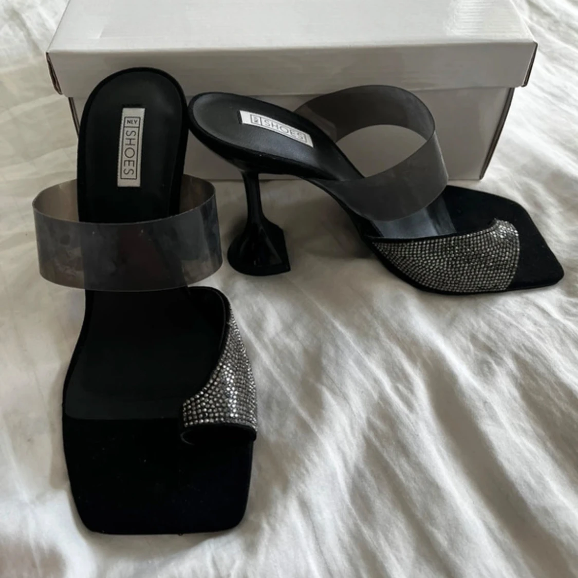 Svarta klackskor med paljettdetaljer
