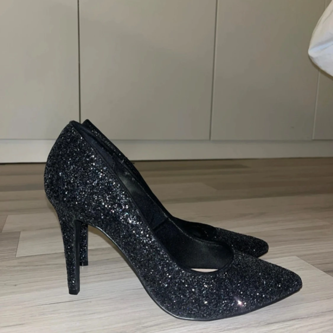 Svarta glittriga pumps - 1