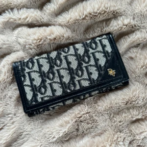 Plånbok  - Köpt secondhand så därav inga äkthets bevis osv 🤎 plastglaset där ett kort kan sitta är lite sönder men funkar fortfarande galant💋