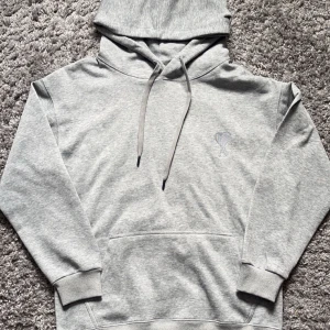 Ami paris hoodie - Hej, säljer nu en riktigt clean hoodie från ami paris. Den är i super bra skick och är i storlek M. Vid frågor och funderingar är det bara att höra av sig.