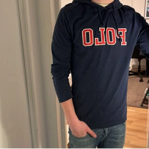 Ralph Lauren Hoodie - Tja, säljer nu en riktigt snygg Ralph lauren hoodie i storlek s och i färgen Mörkblå. Hoodien är i ett fint skick utan några defekter som hål eller fläckar. Nypris 1395kr mitt pris 399kr. Hör av dig vid frågor eller funderingar! Pris ej hugget i sten!