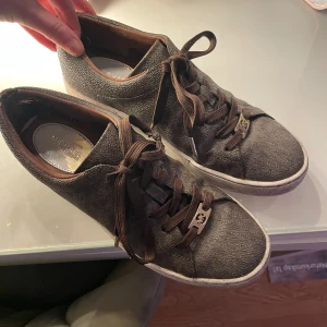Michael kors skor - Säljer mina Michael kors skor som är väl använda. Skorna har bara slitna inuti men inte utanpå så syns inte. Skorna passar både 38 och 39 i storleken. Köpa för 1600kr men eftersom dem har slitningar inuti så säljer jag dem för 550kr men prisen kan även diskuteras💗
