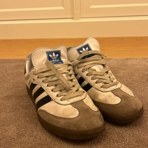 Adidas Samba sneakers - Klassiska Adidas Samba sneakers i vitt och svart med snörning. Är änvända
