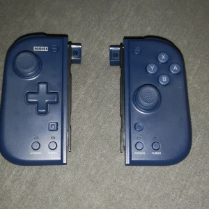 Hori nintendo joycons - Hori nintendo joycons. Inte Bluetooth!!!! Ingen stickdrift kan visa privat. Om du går utomlands med nintendo så behöver du detta! Om du har lite större händer och att det är svårt att spela med normala joycons är detta perfekt "pris kan diskuteras. 