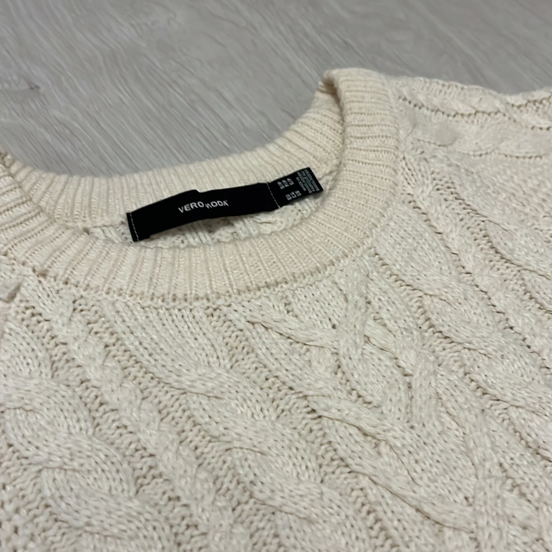 Beige stickad tröja från Vero Moda - 1