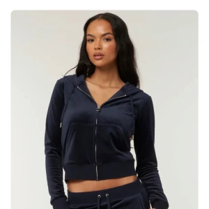 Mörkblå kofta från Juicy Couture - Snygg svart mörkblå kofta från Juicy Couture i mjukt sammetstyg. Knappast använd så jättefint skick och forfarande mjuk, som ny💞stl M men liten så passar även S, nypris: 1300kr