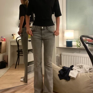 Grå bootcut jeans - Snygga grå lågmidjade bootcut jeans som är i väldigt bra skick då de har används fåtal gånger. Hör av er vid intresse!😊 