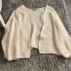 Vit stickad kofta  - Mysig vit stickad kofta från Gina Tricot, helt slutsåld🤍 knappt använd så mycket bra skick! Stl Xs men oversized!