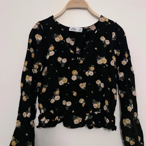 Tröja från hollister storlek S  - Tröja med blommigt mönster från Hollister i storlek S använd få gånger. 