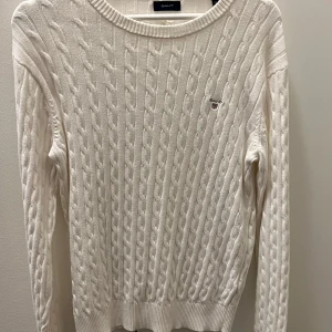 Vit tröja från GANT - Säljer en stilren vit tröja från GANT i bra skick. Säljer den då jag inte använder den. Pris går att diskutera och om du vill ha mer bilder är det bara shh skriva. Stroleken är i Small