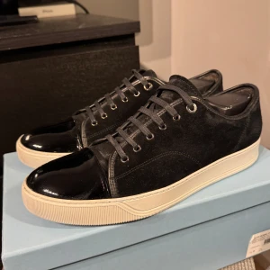 Lanvin - Säljer ett Lanvins i mycket bra skick. Använda, men väl omhändertagna. Mockan är regelbundet borstad och sulan är målad vit med shoeheros väldigt bra ”whitening cream”. Väldigt liten skada på ena toe capen (se bild 4) samt creasing på toe capsen. Helhetsintrycket är dock helt fantastiskt då inga av skadorna märks av vid användning🤩Storlek UK11.