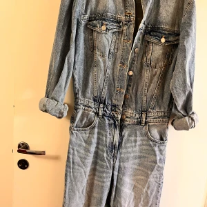 jeans overal jumpsuit från zara - Strlk xs-34,36 väldigt fin är stor i storleken men samtidigt liten 