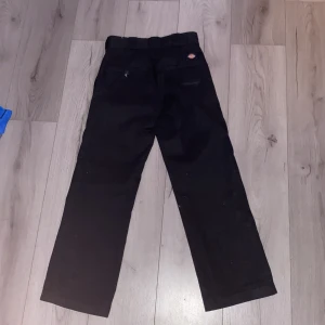 Dickies kostym byxor 874 work pants - Ett par knappt använda dickies kostym byxor. Inga fläckar eller hål. W26 L28 eller xs 