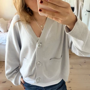 Ljusgrå kofta  - Mysig ljusgrå kofta i mycket bra skick Perfekt för höst och vår, med en avslappnad passform 💕 strl M men snarare en S