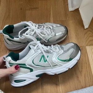 New balance 530 - Vit/gröna new balance 530. Som nya, använda 1-2 gånger. Säljer då jag inte får användning av dom. Passar mig perfekt som har 38 och en halv i storlek. Kanske en liten 39 kan dom passa också. 