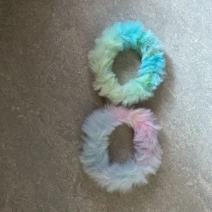 Hårband - Två stycken hårband i fluffig och färgglad design.