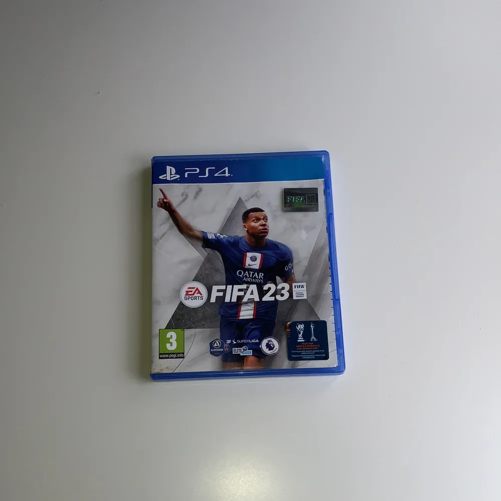 FIFA 23 kostade 599 kr för en helt ny men jag säljer den för billigare . Övrigt.