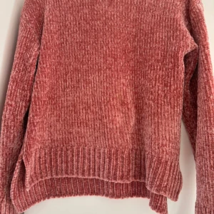 Rosa ribbad tröja från Cubus - Säljer en supermjuk och mysig rosa tröja från Cubus i storlek 158/164. Den är ribbad och har långa ärmar, perfekt för kyliga dagar. Materialet är 100% polyester vilket gör den både varm och lättskött. Passar perfekt till både vardag och mysiga hemmakvällar. 💖Har en liten fläck på magen (se sista bilden) men det är inget man tänker på eller syns💕 Köparen betalar frakt. 