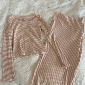 Rosa randigt set från Nelly - Aldrig använt. Köpt på plick men kjolen var tyvärr för liten. Slutsålt på hemsidan. Topp i strl s kjolen xs