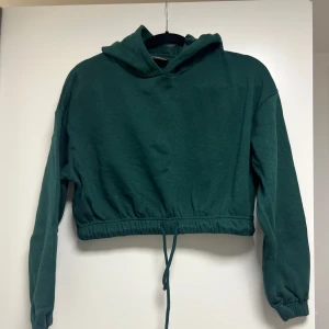 Kort hoodie grön - Kort hoodie i storlek S från märket Even & Odd. Knappt använd. Pris 200kr
