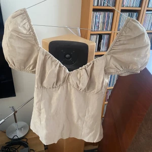 Blus - Söt blus! Har dragkedja på sidan. Var från början en klänning men omsydd till blus