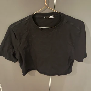 Kroppad T-shirt  - T-shirt jag klippt och kroppar som passar super bra över ett linne! 