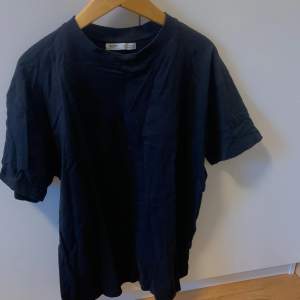 Säljer en klassisk svart t-shirt från Pull&Bear i storlek S. Det är en oversize fit! Perfekt basplagg för alla tillfällen. T-shirten är i bra skick och gjord av mjukt material för en bekväm passform. Passar både till vardags och fest. 🖤