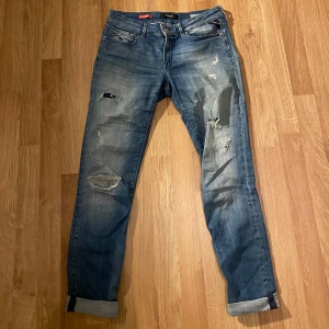 Replay jeans  - Supersnygga Replay jeans med hål på. Är lågmidjade och tighta där nere. Är uppvikta men går att vika ner.  W: 28 L: 30 Modell : Luz