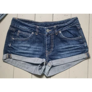 RESERVERAD Lowrise jeansshorts 36 - Bra skick. Tror de är 36, 100% bomull. Midjevidd: 36, stussvidd: 48, längd: 24,5.
