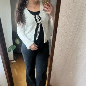 Cremefärgad topp med knytband - Säljer en superfin topp  med knytband framtill. Köpt på nelly