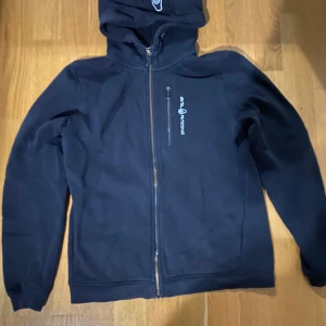 Sail racing hoodie - Mörk blå sail racing zipp hoodie. Den har inga håll eller flekar men har blivit tvättat hyfsat mycket.