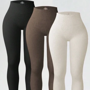 Ribbade leggings i olika färger - Säljer snygga ribbade leggings i svart, brun och beige. De är högmidjade och har en tight passform som framhäver figuren. Perfekta för både vardag och träning. Materialet är stretchigt och bekvämt, vilket gör dem till ett måste i garderoben!