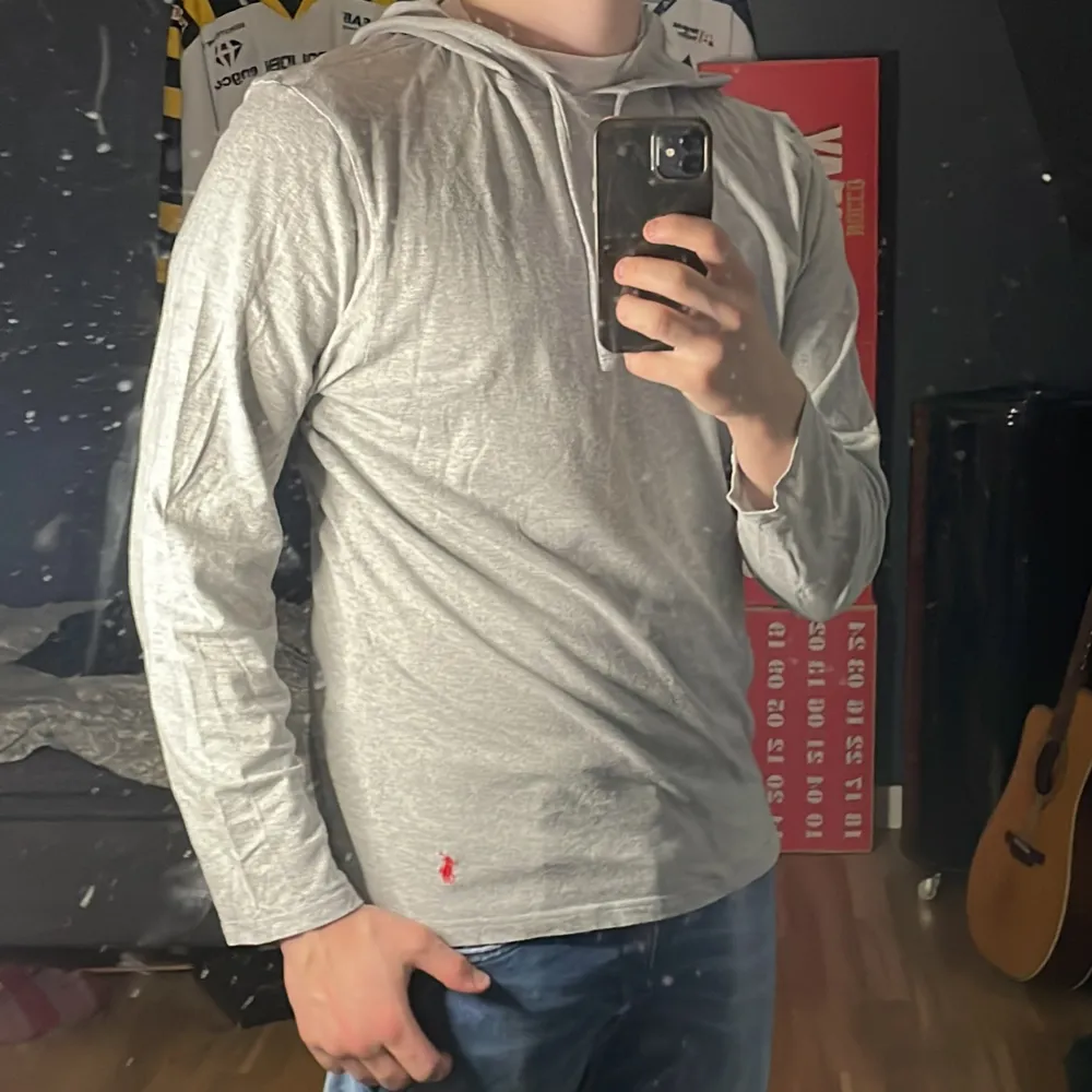 Ralph Lauren hoodie i mycket bra skick. Tröjan är i tunnt material. Bara att skriva vid frågor 😃. Hoodies.