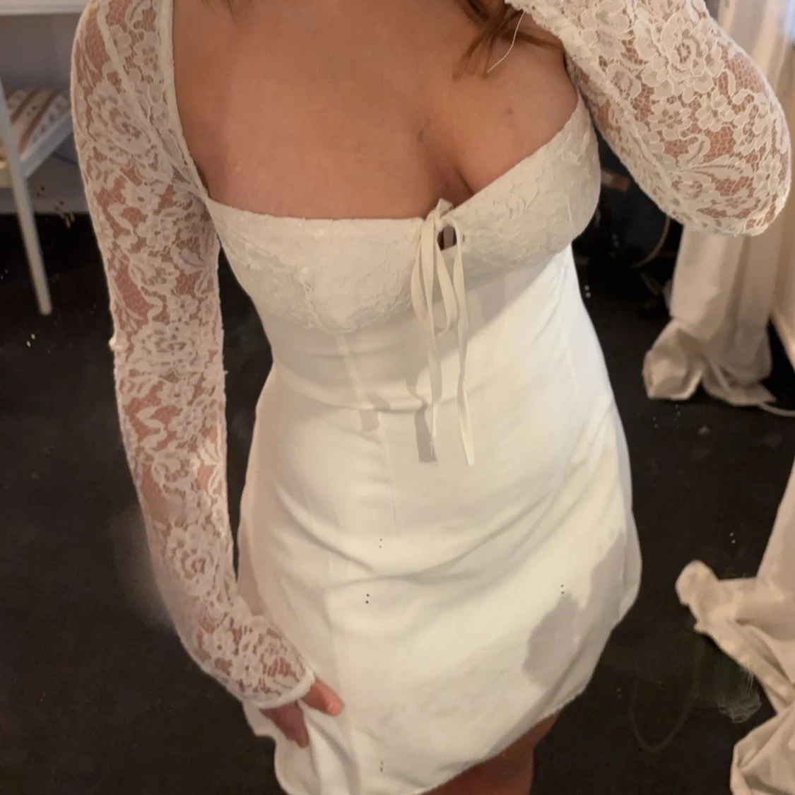 Vit spetsklänning med snörning - 92