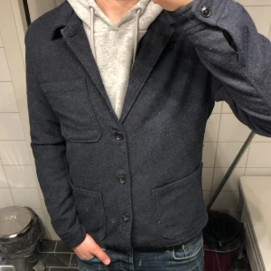 Mörkblå overshirt från Jack & Jones - Säljer en stilren mörkblå overshirt. Overshirten är grymt snygg med en hoodie eller t-shirt under!