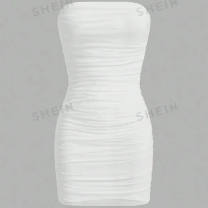 Vit klänning  - en kort fin klänning, aldrig använd😊