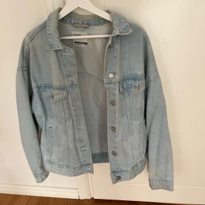 jeansjacka  - Säljer en snygg ljusblå jeansjacka från bershka i bra skick, den är använd en del men har inga defekter. Passar perfekt för vår och sommar men även höst🥰Strl s men passar även en m och l osv eftersom den är stor i strl. Säljer pga att jag har för många jackor💞