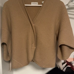 Kofta Dagmar  - Säljer denna beiga fina och populära koftan från Dagmar, den är i storlek xxs men jag skulle säga att den är stor i storleken eftersom den passar mig som vanligtvis har xs-s