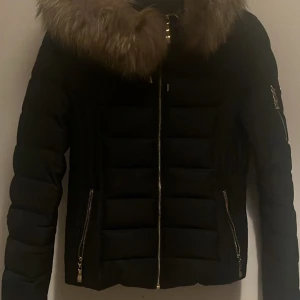 Hollies Vinterjacka  - Dam 36 , i ett mycket bra skick, pälsen är äkta och jackan är varm!