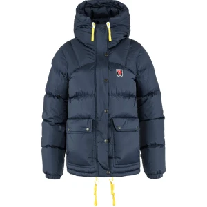 Marinblå fjällräven jacka - Marinblå fjällrävenjacka köpt 2023. Modellen: Expedition Down Lite. Väldigt sparsamt använt med inga defekter. Kvitto och original lapp finns med. Storlek XS, nypris 6999kr. 