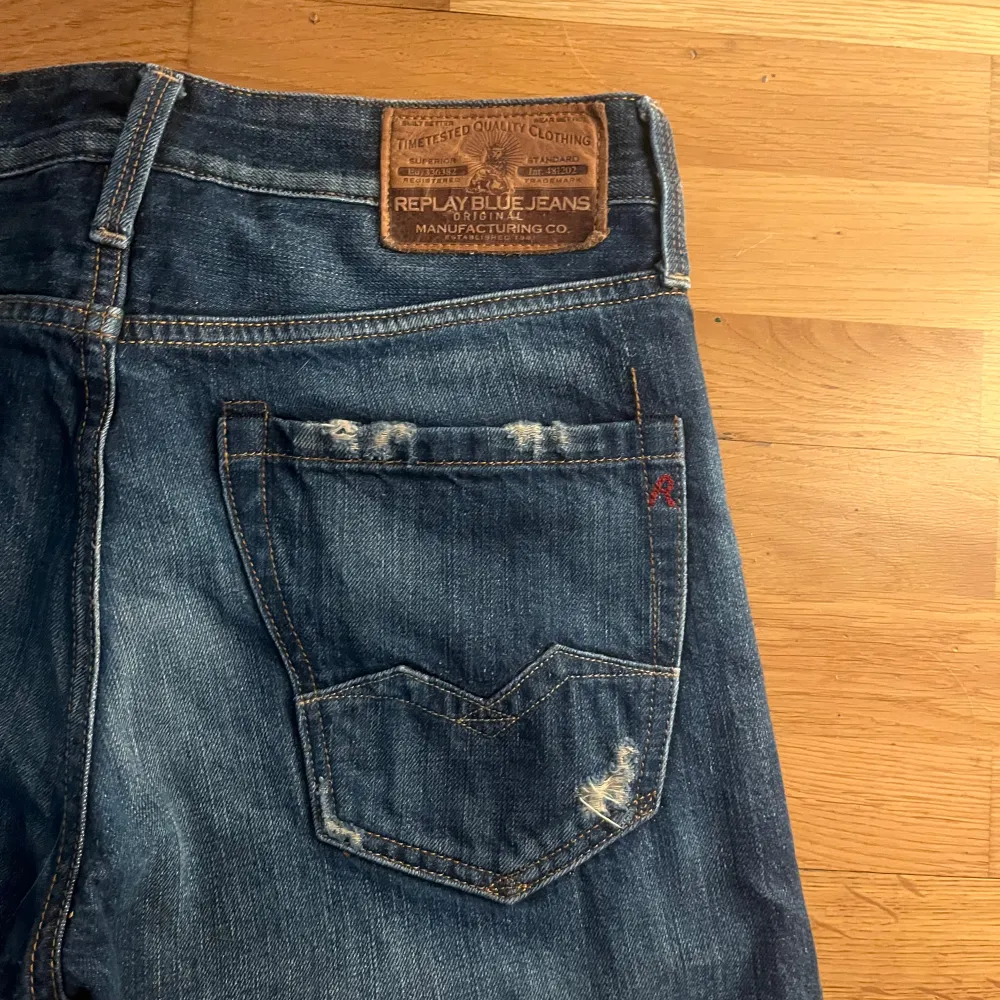 Ett par snygga replay jeans i 8/10 skick. Den har tappat en knapp på gylfen. Kontakta gärna vid frågor!. Jeans & Byxor.