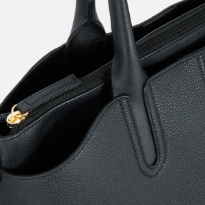 Svart väska - En svart väska, har användas några gånger och är j bra kondition 