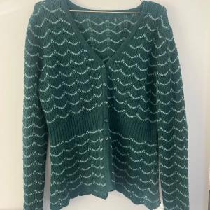 Mönstrad kofta - Söt kofta, bra skick. Köpt secondhand utan lapp så har inte koll på märke.❤️